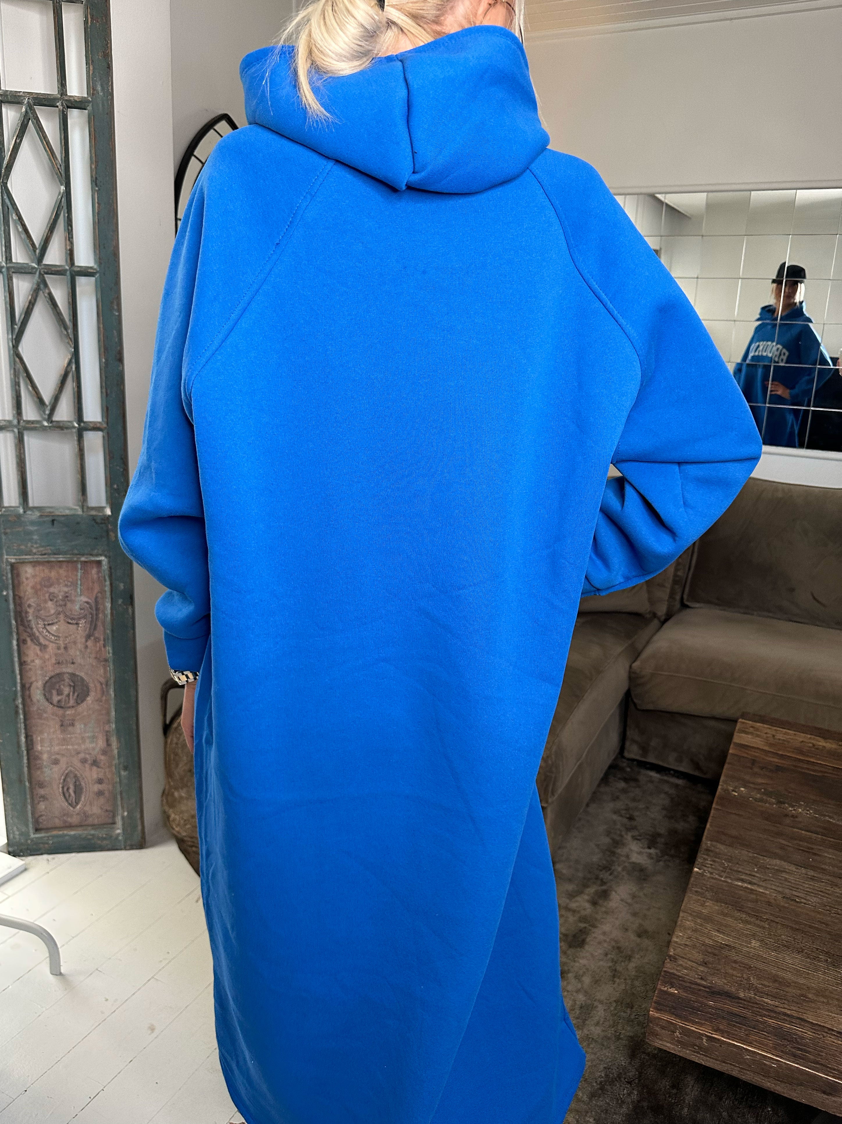 Angela - Lang hoodiekjole i bomuld med skrift på brystet